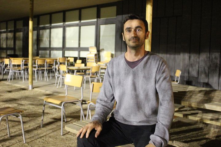 Pierre, un parent d'élève, dans l'école Dels Encants de Barcelone, dans la soirée du vendredi 29 septembre 2017. (ROBIN PRUDENT / FRANCEINFO)