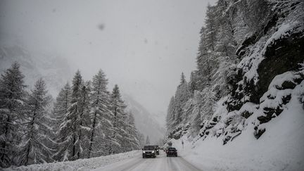 Une route entre Val d'Isère et Tignes, en Savoie, dimanche 22 décembre 2019.&nbsp; (JEFF PACHOUD / AFP)