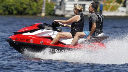 Le candidat r&eacute;publicain &agrave; l'&eacute;lection pr&eacute;sidentielle am&eacute;ricaine, Mitt Romney et son &eacute;pouse Ann profitent de quelques jours de vacances pour faire du jet-ski pr&egrave;s de leur r&eacute;sidence de&nbsp;Wolfeboro (New Hampshire), le 2 juillet 2012. (CHARLES DHARAPAK / AP / SIPA)