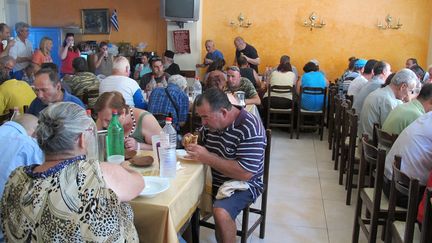 Des habitants viennent d&eacute;jeuner dans une fondation orthodoxe qui distribue des repas gratuits &agrave; Ath&egrave;nes (Gr&egrave;ce), le 14 juillet 2015. (ARIANE NICOLAS / FRANCETV INFO)