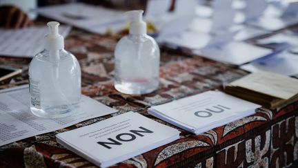 Des bulletins "oui" et "non" à Nouméa (Nouvelle-Calédonie), le 12 décembre 2021. (DELPHINE MAYEUR / HANS LUCAS / AFP)