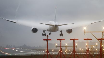 Un Dreamliner atterrit &agrave; Oslo (Norv&egrave;ge), le 8 janvier 2014. (POPPE, CORNELIUS / NTB SCANPIX)