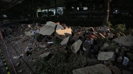 Des débris à la suite d'un tremblement de terre de magnitude 7 à Lombok (Indonésie), le 5 août 2018.&nbsp; (JEPAYONA DELITA / ANADOLU AGENCY)