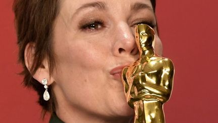 Olivia Colman en pleurs après la réception de l'Oscar de meilleure actrice 
 (Frazer Harrison / GETTY IMAGES NORTH AMERICA / AFP)