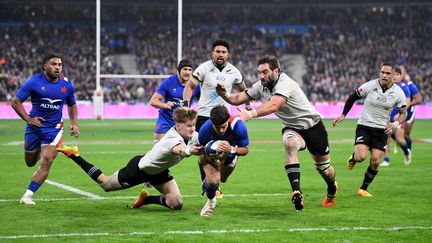 Romain Ntamack inscrit le deuxième essai du XV de France face aux All Blacks (victoire 40-25), samedi 20 novembre au Stade de France. (ANNE-CHRISTINE POUJOULAT / AFP)