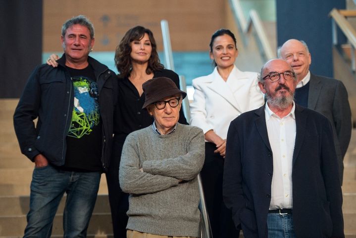 Woody Allen (devant à gauche) et le directeur de Mediapro Jaume Roures (devant à droite) avec l'équipe de son prochain film, (de gauche à droite) l'acteur espagnol Sergi Lopez, l'actrice américaine Gina Gershon, l'actrice espagnole Elena Anaya et l'acteur américain Wallace Shawn. (ANDER GILLENEA / AFP)