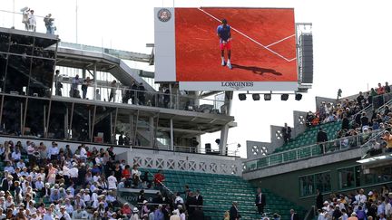 Une partie des tribunes du court central de Roland-Garros a &eacute;t&eacute; ferm&eacute;e au public apr&egrave;s la chute d'une plaque de m&eacute;tal, le 2 juin 2015. (ELLA LING / AFP)