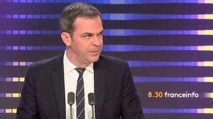 Olivier Véran, porte-parole du gouvernement, était vendredi 3 février l'invité du 8h30 franceinfo. (FRANCEINFO / RADIOFRANCE)