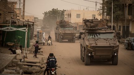 Des véhicules blindés de l'opération Barkhane patrouillent à Tombouctou, le 14 décembre 2021. Photo d'illustration. (FLORENT VERGNES / AFP)