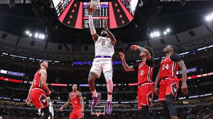 LeBron James inscrit un panier lors de la rencontre entre les Chicago Bulls et les Los Angeles Lakers, le 19 décembre 2021, à Chicago. (JONATHAN DANIEL / GETTY IMAGES NORTH AMERICA)