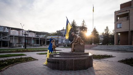 Un monument en hommage au poète Taras Chevtchenko dans le centre de Balakliïa (Ukraine),le 8 septembre 2022. (VIRGINIE NGUYEN HOANG / HANS LUCAS / AFP)