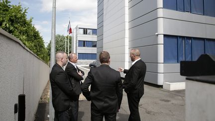 Des agents du service d'ordre du FN devant le siège du parti à Nanterre, en mai 2015. (MAXPPP)