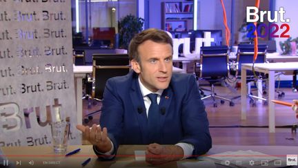 Le président-candidat Emmanuel Macron invité sur Brut, le 8 avril 2022. (BRUT / YOUTUBE)