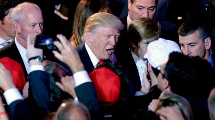 Donald Trump salue la foule après sa victoire à l'élection présidentielle américaine, le 9 novembre 2016. (DENNIS VAN TINE / MAXPPP)