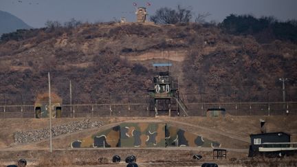 En haut de ce mont près de la zone démilitarisée où se tiennent les discussions du 9 janvier, un poste militaire nord-coréen et au pied, une position sud-coréenne. (ED JONES / AFP)