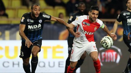 Le défenseur de Nancy, Badila (à gauche), et le Monégasque Falcao (à droite), lors des demi-finales de la Coupe de la Ligue, mercredi 25 janvier 2017, au stade Louis II à Monaco. (VALERY HACHE / AFP)