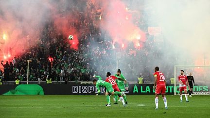 Les Stéphanois et Monégasques lors du match de la 34e journée de Ligue 1, le 23 avril 2022. (JEAN-PHILIPPE KSIAZEK / AFP)