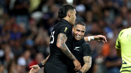 Les joueurs néo-zélandais Rieko Ioane et Aaron Smith lors de leur match face à la Namibie, en Coupe du monde de rugby, le 15 septembre 2023. (CHARLY TRIBALLEAU / AFP)