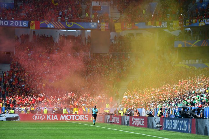 Pelouse enfumée lors de la rencontre entre la Belgique et l'Irlande, samedi 18&nbsp;juin 2016, à Bordeaux (Gironde).&nbsp; (ANDREW SURMA / NURPHOTO)