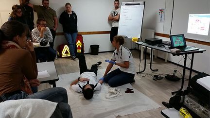  (Formation aux premiers secours dispensée par la Croix Blanche à Evry © Radio France / Cécilia Arbona)