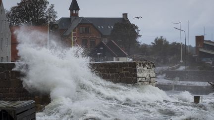 Des vagues s'écrasent contre la côte au port d'Allinge, sur la côte nord de l'île de Bornholm au Danemark, le 20 octobre 2023. (PELLE RINK / RITZAU SCANPIX / AFP)