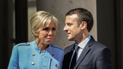 Brigitte et Emmanuel Macron à l'Elysée, à Paris, le 14 mai 2017. (STEPHANE DE SAKUTIN / AFP)