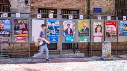 Des affiches pour les élections régionales à Perpignan (Pyrénées-Orientales), le 16 juin 2021. (ARNAUD LE VU / HANS LUCAS / AFP)