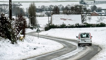 Une voiture roule sur la neige à&nbsp;Godewaersvelde (Nord), le 30 janvier 2019. (PHILIPPE HUGUEN / AFP)