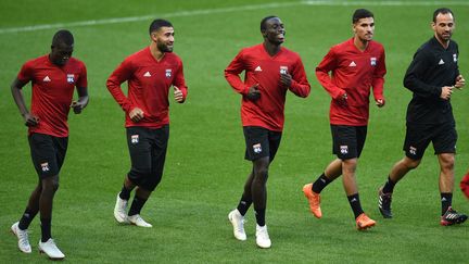 Des joueurs de l'Olympique lyonnais, lors d'une session d'entraînement à l'Etihad Stadium, l'antre de Manchester City, le 18 septembre 2018 à Manchester (Royaume-Uni). (OLI SCARFF / AFP)