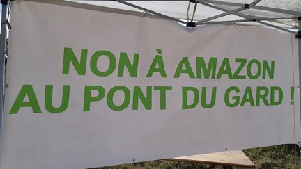 Manifestation à Fournès, dans le Gard, contre Amazon. (GRÉGORY JULLIAN / FRANCE-BLEU GARD LOZÈRE)