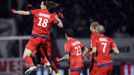 Zlatan Ibrahimovic c&eacute;l&egrave;bre son but en sautant, &agrave; Nancy, le 27 octobre 2012.&nbsp; (JEAN-CHRISTOPHE VERHAEGEN / AFP)