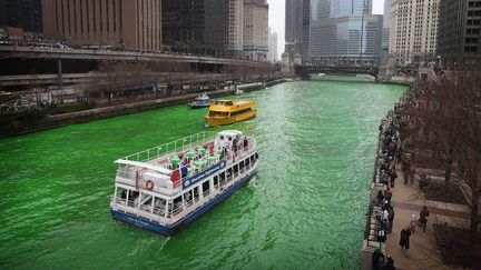 La Chicago River (Etats-Unis) teinte en vert pour la Saint Patrick. A l'origine, ce proc&eacute;d&eacute; &eacute;tait utilis&eacute; pour identifier les rejets toxiques effectu&eacute;s au niveau des b&acirc;timents bordant le fleuve, comme l'explique le site Salon&nbsp;(en anglais). (SCOTT OLSON / GETTY IMAGES NORTH AMERICA)