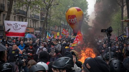 Des heurts en début de cortège samedi 1er mai à Paris et des violences commises contre le cortège de la CGT et des militants caillassés, à la fin de la manifestation.&nbsp; (EDOUARD MONFRAIS / HANS LUCAS / AFP)