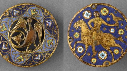 A gauche, Médaillon ajouré : sirène-oiseau. Limoges, vers 1200-1210, conservé au musée de Cluny - A droite, Disque d'applique : cavalier au faucon. Limoges, vers 1200-1210, conservé au musée de Cluny.
 (RMN-Grand Palais (musée de Cluny - musée national du Moyen-Âge) / Jean-Gilles Berizzi)