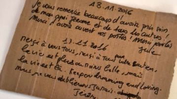 Un des petits mots de remerciement que des rescapés du Bataclan, qui avaient trouvé refuge dans leur loge ou dans leur cour, leur ont glissé dans la boite à lettres ces dernières années. (MATHILDE LEMAIRE / RADIO FRANCE)