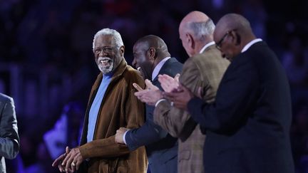 Bill Russell, ici avec autre star du basket, Magic Johnson, lors du All-Star Game 2017 à La Nouvelle-Orléans, est décédé le 31 juillet 2022. (RONALD MARTINEZ / Getty Images via AFP)