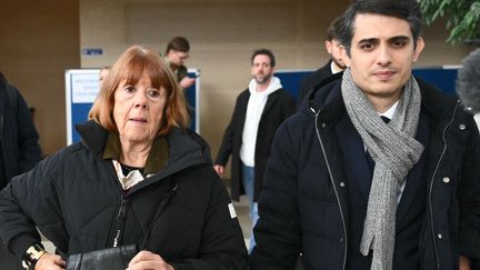 Gisèle Pelicot et son avocat Stéphane Babonneau, au tribunal judiciaire d'Avignon (Vaucluse), le 19 novembre 2024. (CHRISTOPHE SIMON / AFP)