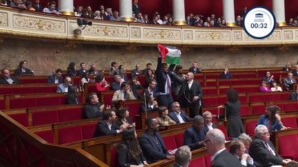 Le député Sébastien Delogu brandissant un drapeau de la Palestine dans l'hémicycle de l'Assemblée nationale, à Paris, le 28 mai 2024. (FRANCE TELEVISIONS)