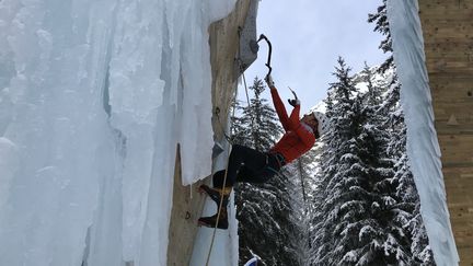 La Tour de glace de Champagny-en-Vanoise est un site unique en Europe : plus de 20 mètres de haut avec des parois englacées qu'il faut gravir avec des crampons et des piolets. (JÉRÔME VAL / FRANCE-INFO)