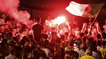 Des supporters fêtent la victoire de l'Algérie en demi-finale de la Coupe d'Afrique des nations, le 14 juillet 2019, à Marseille. (BORIS HORVAT / AFP)