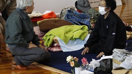 L'empereur du Japon (à gauche) au chevet des réfugiés de Fukushima (11 mai 2011) (AFP/Shizuo Kambayashi)