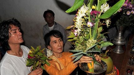 pour sa première sortie hors de Rangoun, elle se rend dans un temple à Bagan, accompagnée de son fils Kim Aris. (AFP PHOTO / Soe Than WIN)