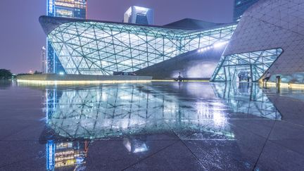 Vu de nuit le 14 août 2015, l'Opéra de Guangzhou (Canton) en Chine, surnommée la "coquille d'oeuf" par les Cantonais. Inauguré en 2010, au bord de la rivière des Perles, l'édifice, faisant penser à un vaisseau spatial, témoignait de la croissance chinoise dans cette ville du sud du pays, capable de se doter d'un bâtiment culturel grandiose. (HE JIAJIE / IMAGINECHINA)