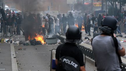 La police face &agrave; des casseurs &agrave; Sarcelles (Val-d'Oise), dimanche 20 juillet 2014, apr&egrave;s une manifestation pro-palestinienne interdite. (PIERRE ANDRIEU / AFP)