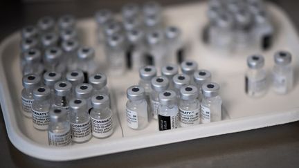 Des fioles de vaccins contre le Covid-19 des laboratoires Pfizer et BioNTech, à Nantes (Loire-Atlantique), le 9 avril 2021. (LOIC VENANCE / AFP)