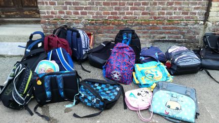 Des cartables dans une cour d'école. (ELODIE TOUCHAIS / RADIO FRANCE)