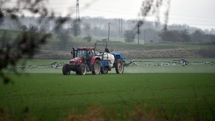 Un épandage de pesticides à Aulnoy-lez-Valenciennes (Nord), le 23 janvier 2020. (MAXPPP)