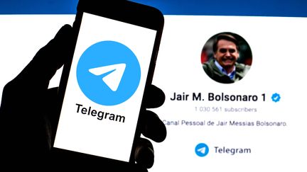 L'application Telegram,&nbsp;téléchargée sur 53% des téléphones mobiles au Brésil, est très prisée des sympathisants de&nbsp;Jair Bolsonaro.&nbsp; (SOPA IMAGES/SIPA / THIAGO PRUDENCIO / AFP)