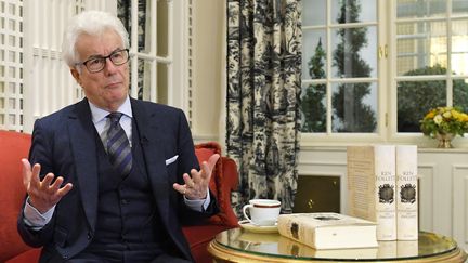 L'auteur britannique Ken Follett répond aux questions lors d'un entretien avec la presse, le 17 novembre 2017 à Vienne en Autriche (photo d'illustration). (HERBERT NEUBAUER / APA)