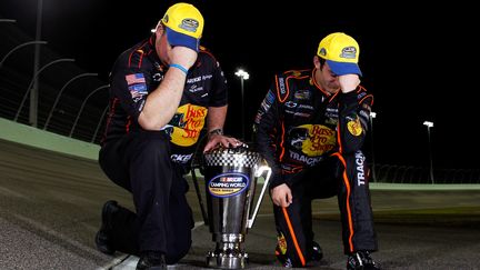 Les vainqueurs d'une course de Nascar en train d'imiter Tim Tebow, le 18 novembre 2011 &agrave; Homestead, en Floride.&nbsp; (Chris Graythen / Getty Images)